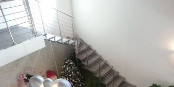 Instalaciones Mobirolo: escalera volada Akura Inox